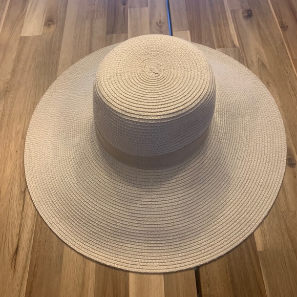 Main Character Accessories - Main character Aritzia floppy hat